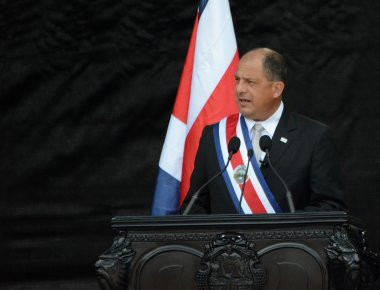 Κι όμως αληθινό - Ο πρόεδρος της Κόστα Ρίκα κατάπιε ... σφήκα! (βίντεο)